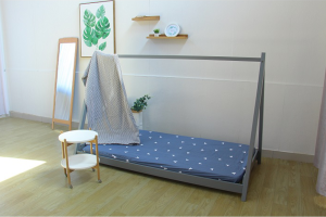 Montessori postel GROSI, borovicové dřevo, šedá